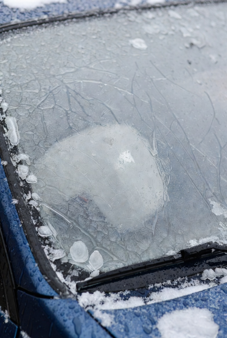 Saugus matomumas žiemą: viskas, ką turite žinoti apie priekinio stiklo priežiūrą ir remontą